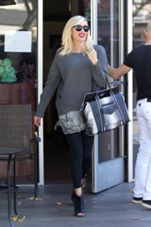 Gwen Stefani feet photo thumbnail