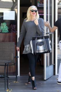 Gwen Stefani feet photo thumbnail