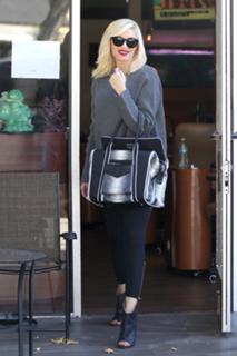 Gwen Stefani feet photo thumbnail