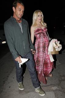 Gwen Stefani feet photo thumbnail