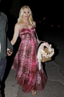 Gwen Stefani feet photo thumbnail