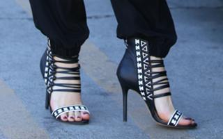 Gwen Stefani feet photo thumbnail