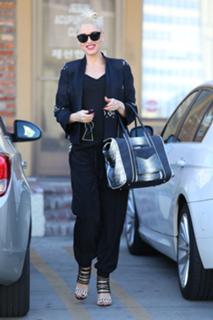 Gwen Stefani feet photo thumbnail