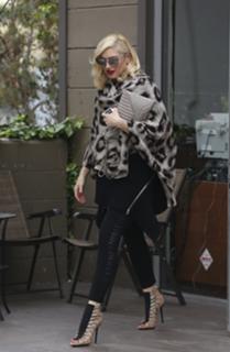 Gwen Stefani feet photo thumbnail