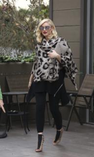 Gwen Stefani feet photo thumbnail