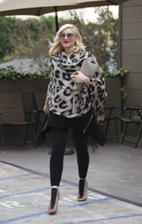 Gwen Stefani feet photo thumbnail