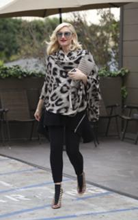 Gwen Stefani feet photo thumbnail