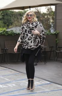 Gwen Stefani feet photo thumbnail