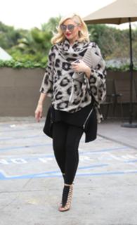 Gwen Stefani feet photo thumbnail