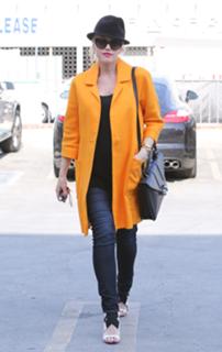 Gwen Stefani feet photo thumbnail