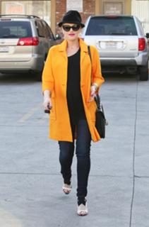 Gwen Stefani feet photo thumbnail