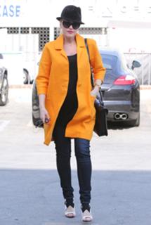 Gwen Stefani feet photo thumbnail