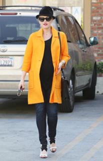 Gwen Stefani feet photo thumbnail