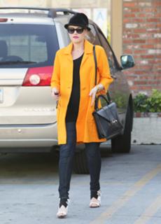 Gwen Stefani feet photo thumbnail