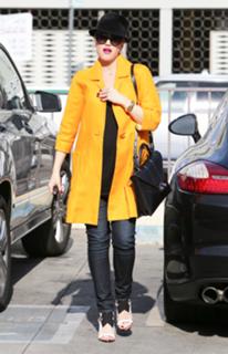 Gwen Stefani feet photo thumbnail