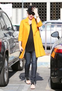 Gwen Stefani feet photo thumbnail