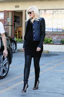 Gwen Stefani feet photo thumbnail