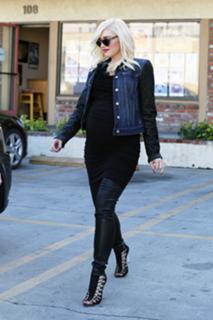 Gwen Stefani feet photo thumbnail