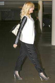 Gwen Stefani feet photo thumbnail