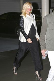 Gwen Stefani feet photo thumbnail