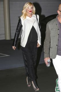 Gwen Stefani feet photo thumbnail