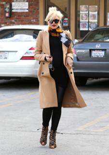 Gwen Stefani feet photo thumbnail