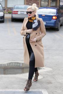 Gwen Stefani feet photo thumbnail