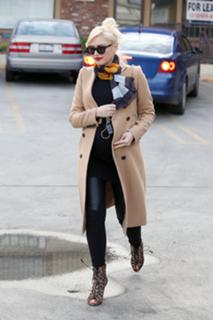 Gwen Stefani feet photo thumbnail