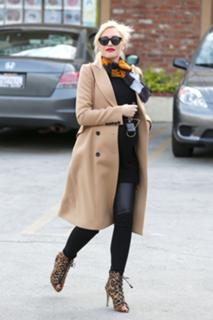 Gwen Stefani feet photo thumbnail