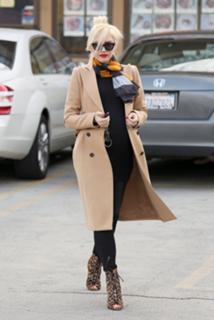 Gwen Stefani feet photo thumbnail