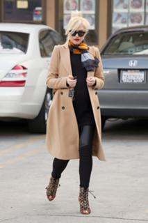 Gwen Stefani feet photo thumbnail