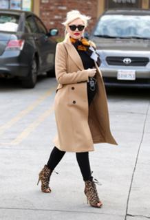 Gwen Stefani feet photo thumbnail