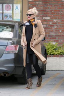 Gwen Stefani feet photo thumbnail