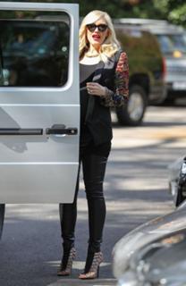 Gwen Stefani feet photo thumbnail