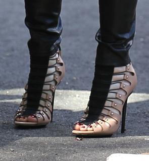 Gwen Stefani feet photo thumbnail