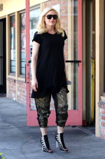 Gwen Stefani feet photo thumbnail