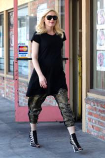 Gwen Stefani feet photo thumbnail