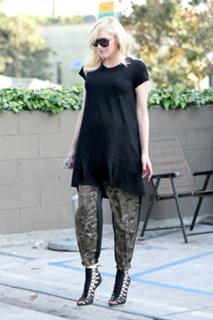 Gwen Stefani feet photo thumbnail