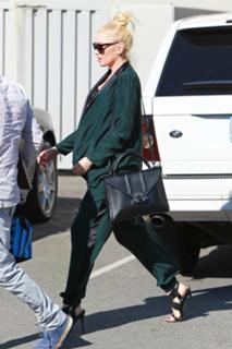 Gwen Stefani feet photo thumbnail