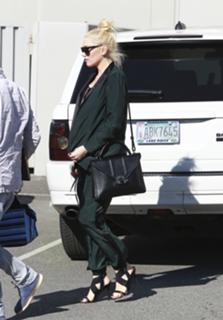 Gwen Stefani feet photo thumbnail