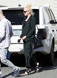 Gwen Stefani feet photo thumbnail