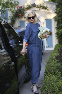 Gwen Stefani feet photo thumbnail