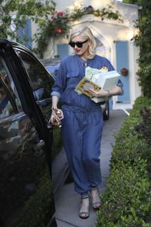 Gwen Stefani feet photo thumbnail