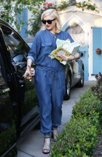 Gwen Stefani feet photo thumbnail