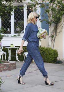 Gwen Stefani feet photo thumbnail