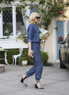 Gwen Stefani feet photo thumbnail