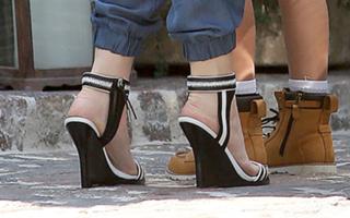 Gwen Stefani feet photo thumbnail