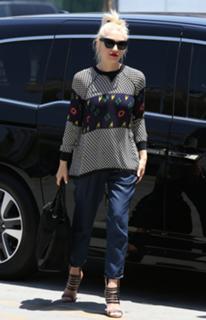 Gwen Stefani feet photo thumbnail