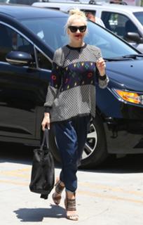 Gwen Stefani feet photo thumbnail