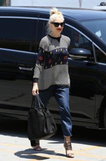 Gwen Stefani feet photo thumbnail